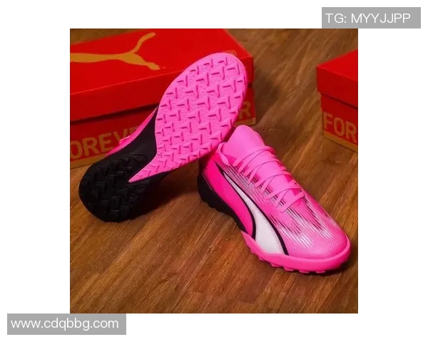 哪个足球明星曾穿过粉色足球鞋成为球迷热议话题