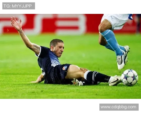 被踢中瞬间倒地的足球明星瞬间 细数那些令人难忘的意外时刻